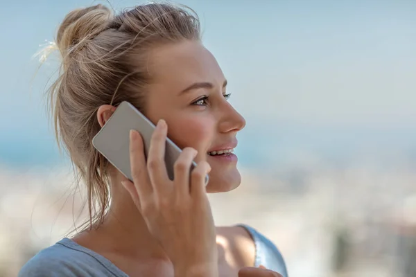Glad kvinna på telefon — Stockfoto