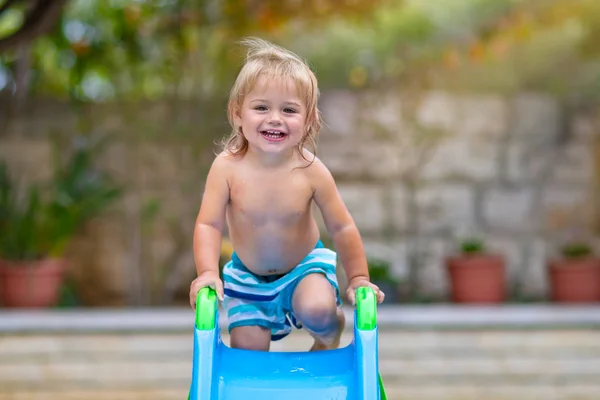 Liten pojke ha kul på vattenrutschbanor — Stockfoto