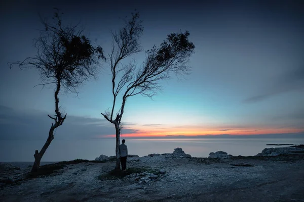 Homme profitant du coucher du soleil — Photo