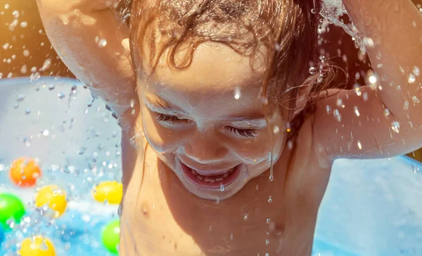 Söt baby pojke i poolen — Stockfoto