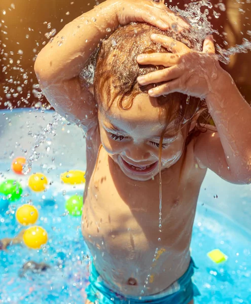 Rapaz alegre na piscina — Fotografia de Stock