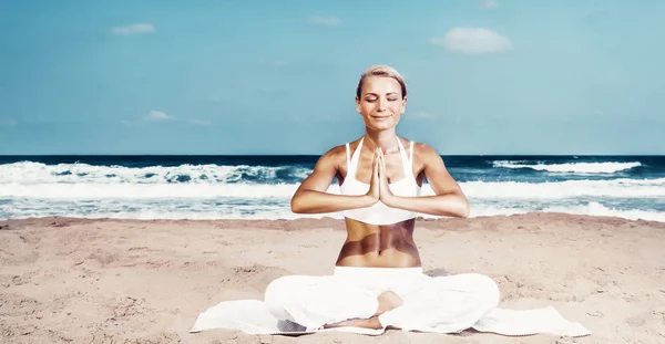 Bella donna che fa esercizio di yoga — Foto Stock