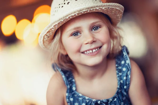 Portrait d'une gentille petite fille — Photo