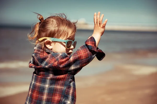 Радостный ребенок на пляже — стоковое фото