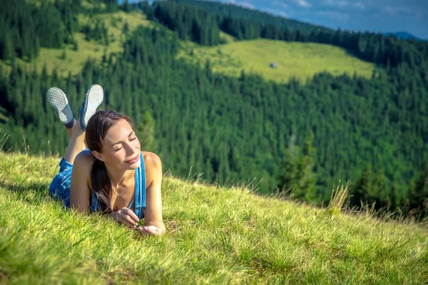 Karpat dağlarında mutlu kız — Stok fotoğraf