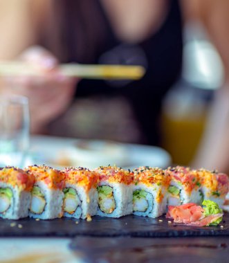 Suşi yemek.