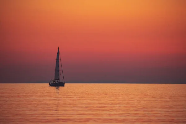 Вітрильний човен над заходом сонця — стокове фото