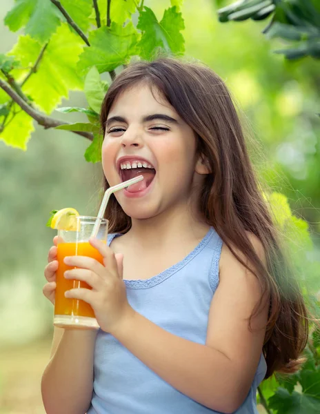 Chica alegre bebiendo jugo —  Fotos de Stock