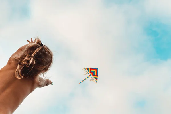 幸せな子供が凧を打ち上げる — ストック写真