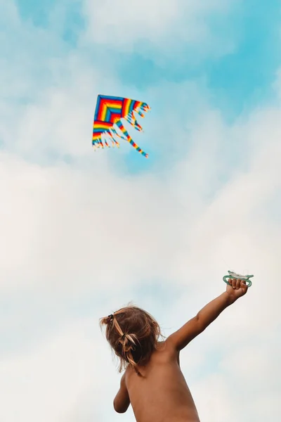 Niño feliz lanza una cometa —  Fotos de Stock