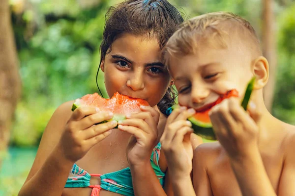 Happy friends eating watermelon — Stock Photo, Image