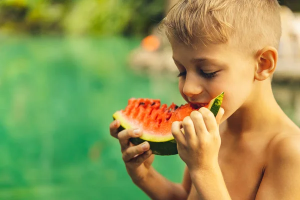 Felice ragazzo mangiare anguria — Foto Stock