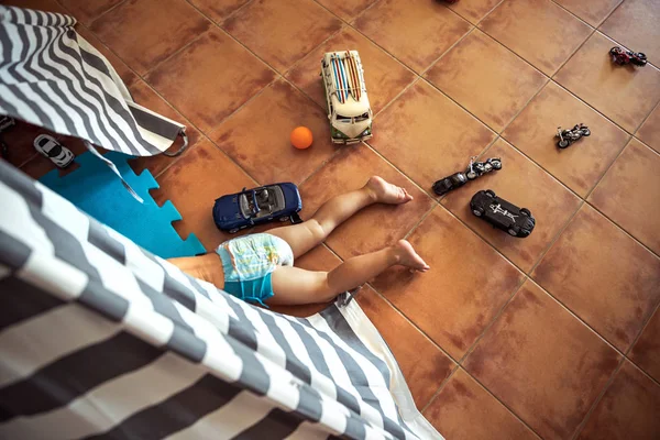 Niño jugando en casa —  Fotos de Stock