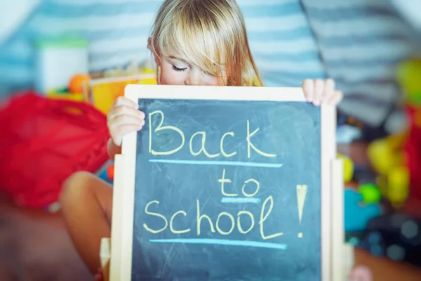 Kleiner Junge bereitet sich auf die Schule vor — Stockfoto