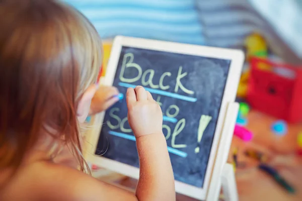 Kleiner Junge bereitet sich auf die Schule vor — Stockfoto