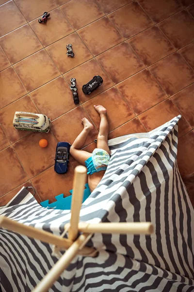 Menino brincando em casa — Fotografia de Stock