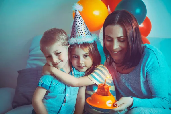 Familj firar födelsedagen — Stockfoto
