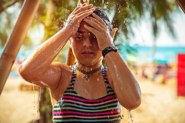 Little girl taking shower on the beach — Stockfoto