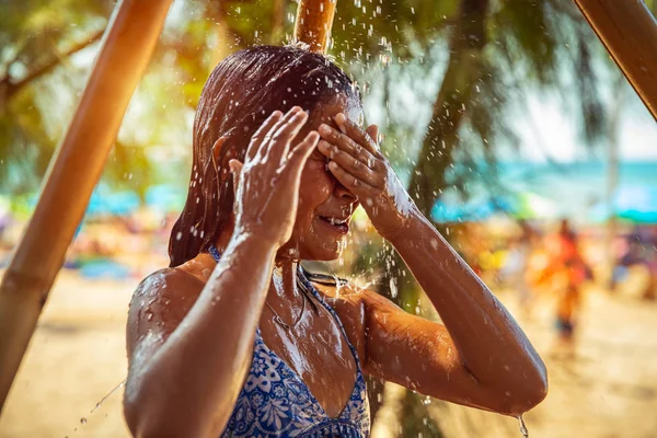 Mała dziewczynka bierze prysznic na plaży — Zdjęcie stockowe