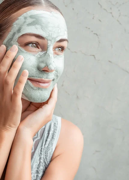 La mujer feliz haciendo la máscara de la arcilla — Foto de Stock