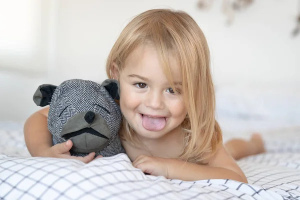 Niño feliz en casa — Foto de Stock