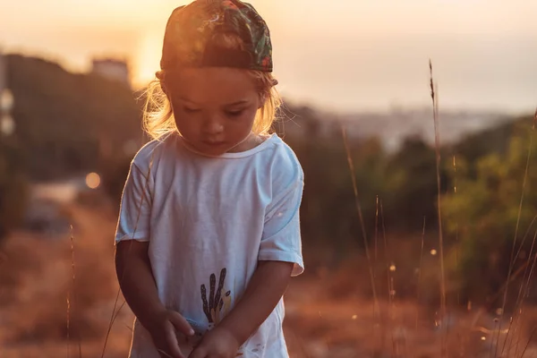 Söt liten pojke på promenad — Stockfoto