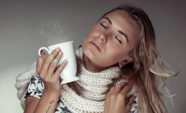 Schöne Frau mit Tasse Kaffee — Stockfoto