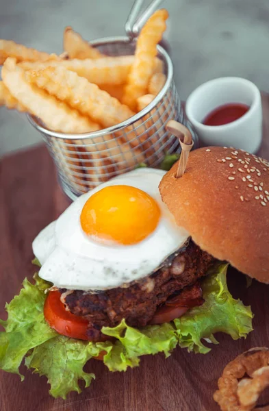 Vaječný burger s hranolkama — Stock fotografie
