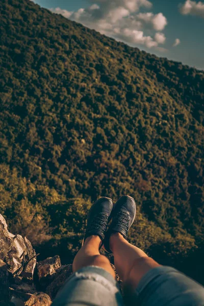 Atividades Extremas Natureza Caminhadas Floresta Montanhas Pessoas Desfrutando Vida Ativa — Fotografia de Stock