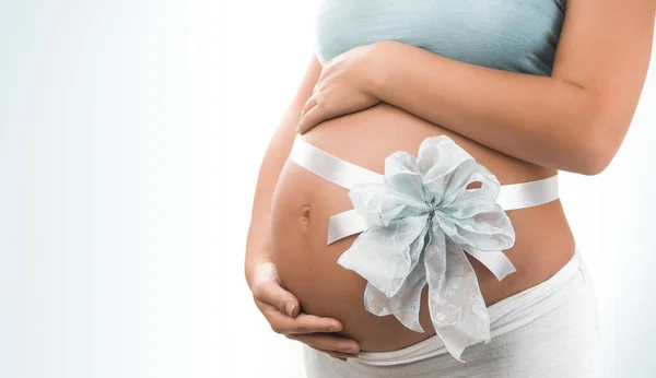 Foto Close Uma Barriga Uma Mulher Grávida Com Arco Festivo — Fotografia de Stock