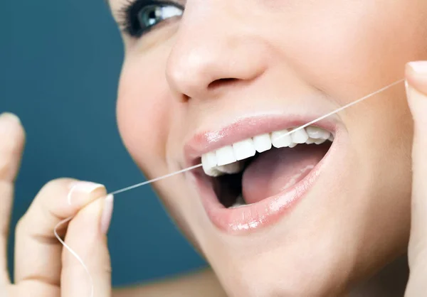 Zbliżenie Zdjęcie Miłej Kobiety Doskonałymi Białymi Zębami Przy Użyciu Nici — Zdjęcie stockowe