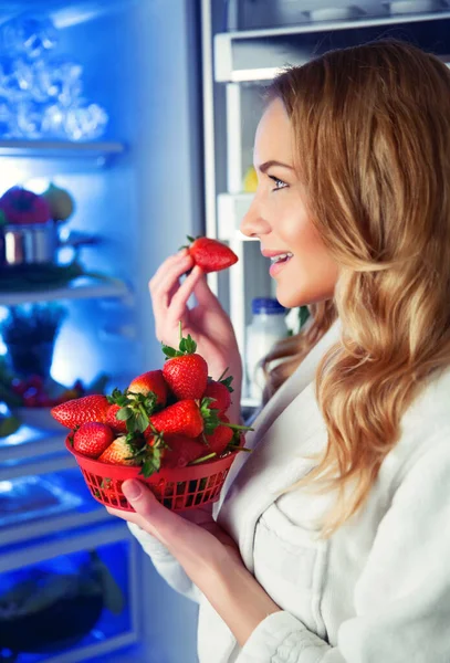 Retrato Una Mujer Rubia Agradable Con Placer Comer Fresas Frescas —  Fotos de Stock