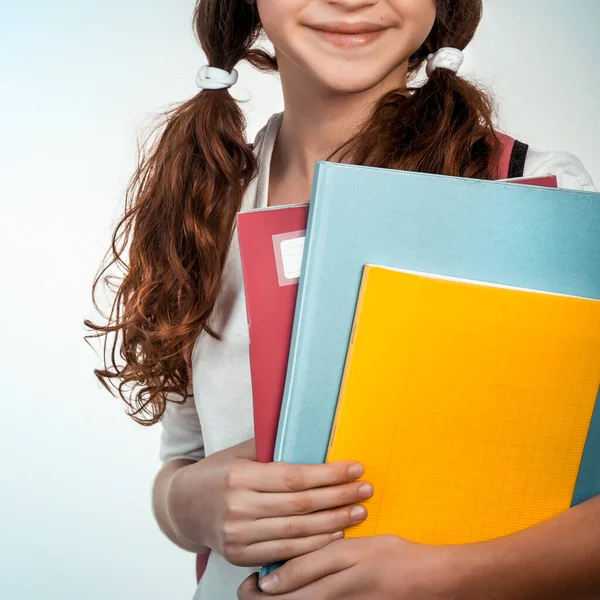 Portrét Roztomilé Brunetky Školačky Drží Ruce Tři Barevné Notebooky Tvář — Stock fotografie