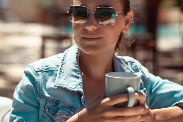 Портрет Красивой Молодой Женщины Стильных Солнцезащитных Очках Сидящей Кафе Открытом — стоковое фото