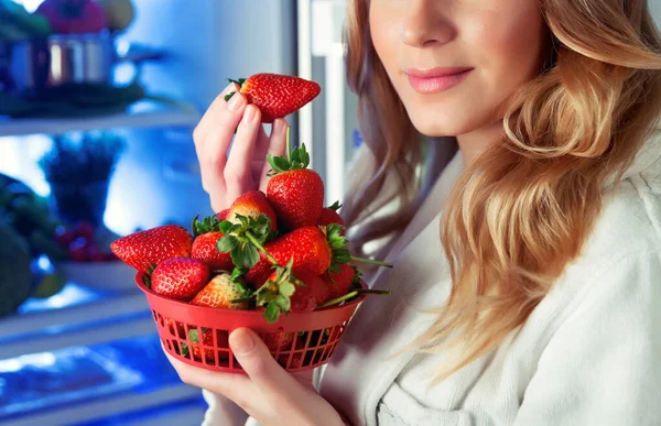 一个金发美女的画像 她喜欢在露天冰箱边吃新鲜美味的草莓 很好的选择 体重减轻 水果饮食 — 图库照片