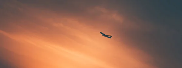 Silhueta Avião Sobre Céu Laranja Bonito Fundo Pôr Sol Conceito — Fotografia de Stock