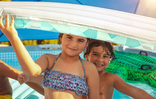 Twee Vrolijke Kinderen Met Opblaasbare Matras Het Zwembad Samen Plezier — Stockfoto