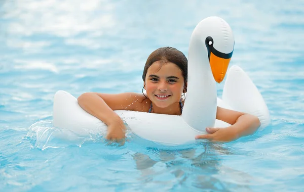 Menina Bonito Desfrutando Férias Verão Beach Resort Doce Bebê Nadando — Fotografia de Stock