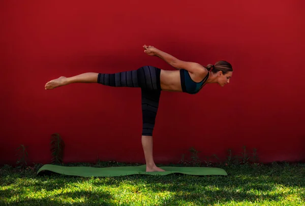 Krásná Mladá Žena Dělá Jógu Venku Virabhadrasana Válečník Jednonohý Pose — Stock fotografie