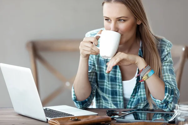 Mooie Jonge Vrouw Die Vanuit Huis Werkt Mooie Vrouw Met — Stockfoto