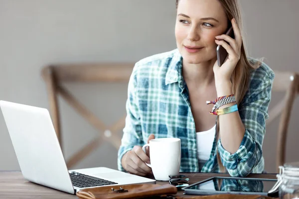 Portret Van Een Mooie Vrouw Praten Telefoon Drinken Morning Coffee — Stockfoto