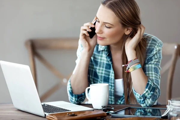 Mulher Negócios Trabalhar Casa Reunião Online Universidade Online Desfrutando Trabalho — Fotografia de Stock