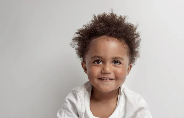 Портрет Маленького Афроамериканского Мальчика Натуральными Афроволосами Изолированный Сером Фоне Счастливый — стоковое фото