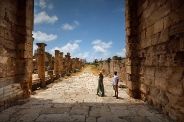 Zevkli Aktif Çift, Lastik Kalıntıları 'nı Ziyaret Ediyor. Görkemli Antik Mimarinin tadını çıkarıyorum. Lübnan 'da Romantik Tatil.