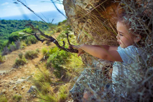 Nice Little Boy Pasando Tiempo Las Montañas Disfrutando Naturaleza Jugando —  Fotos de Stock