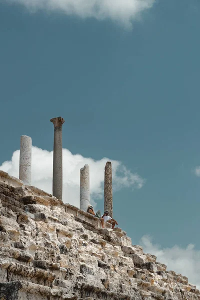 Paio Seduti Sulla Cima Ruins Tyre Persone Riposo Dopo Escursione — Foto Stock