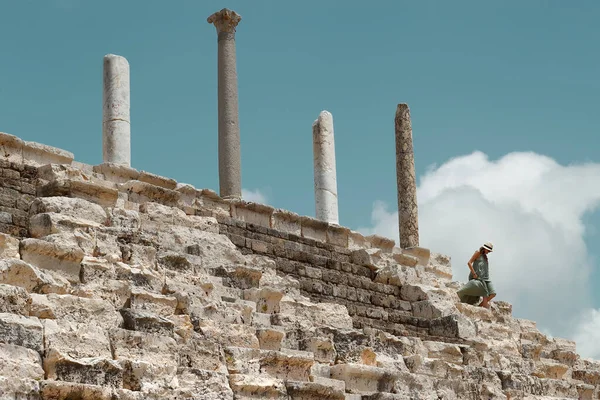 Tourist Woman Goes Stairs Top Ruins Tyre Enjoying Beauty Majesty — Stock Photo, Image