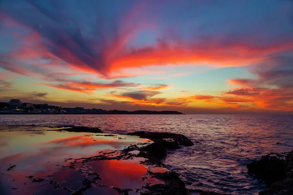 Bela Paisagem Incrível Céu Pôr Sol Sobre Praia Aldeia Costeira — Fotografia de Stock