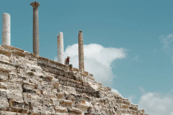 Туристка Сидящая Руинах Тира Наслаждаясь Красотой Величеством Некрополя Поездка Ливан — стоковое фото