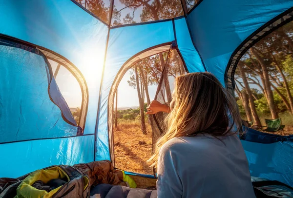 Mañana Tienda Joven Despertó Mira Increíble Belleza Naturaleza Disfrutando Camping — Foto de Stock